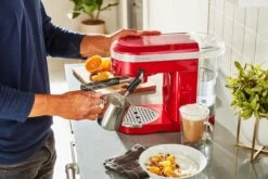 KitchenAid Halbautomatische Espressomaschine ARTISAN In Liebesapfelrot -Kitchenaid P200263kp 087z